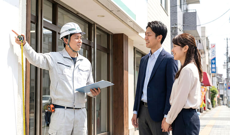 看板取り付けの現場調査と打ち合わせ