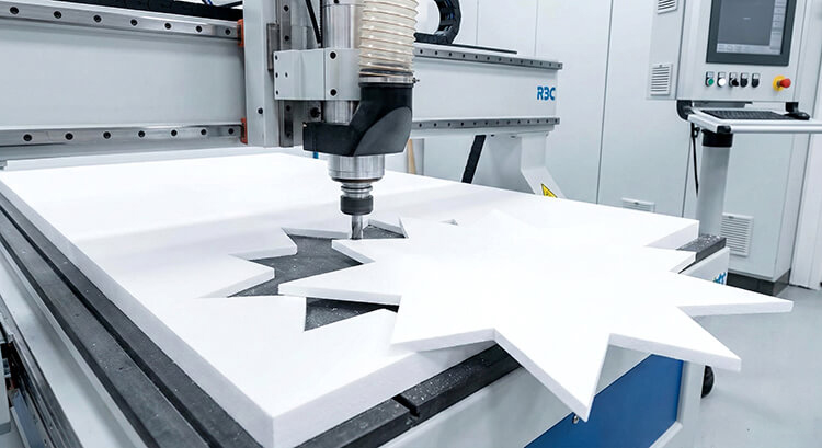 ルーター加工機でスチレンボードを星型などにカットしている様子