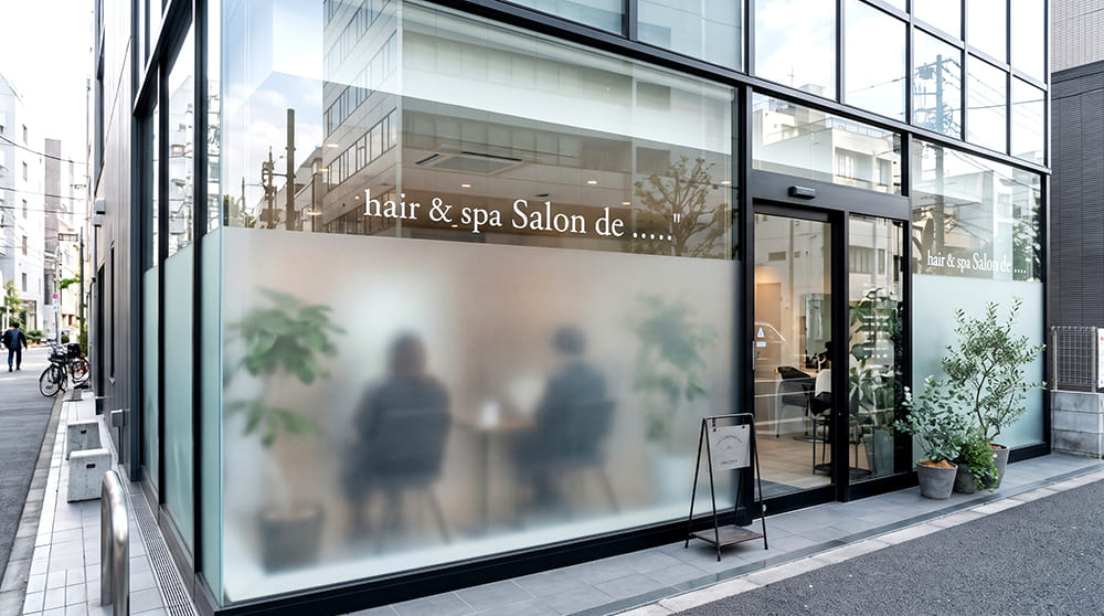路面店舗のガラス面にフォグラスを貼り外側からロゴカッティングシートを施工した高級感のあるウィンドウサイン